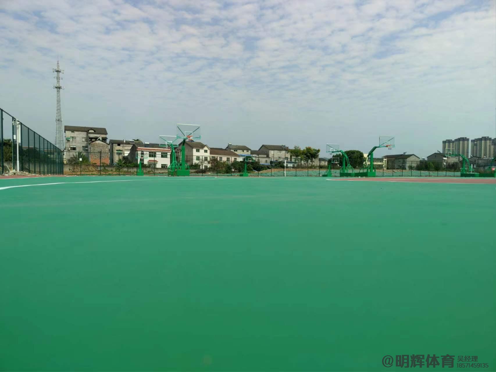 萨迦硬地丙烯酸球场的优缺点